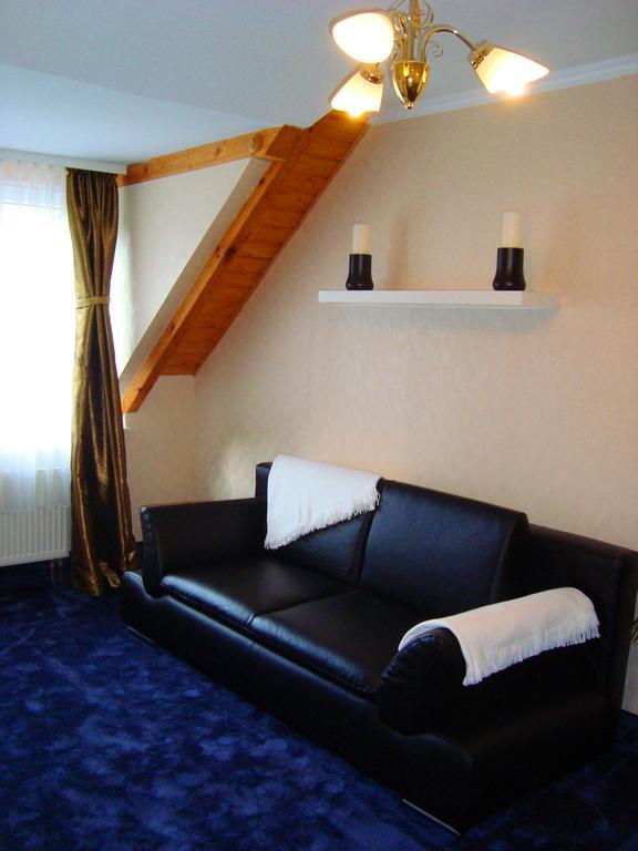 Hotel Zum Goldenen Hirsch Sankt Kilian Екстериор снимка