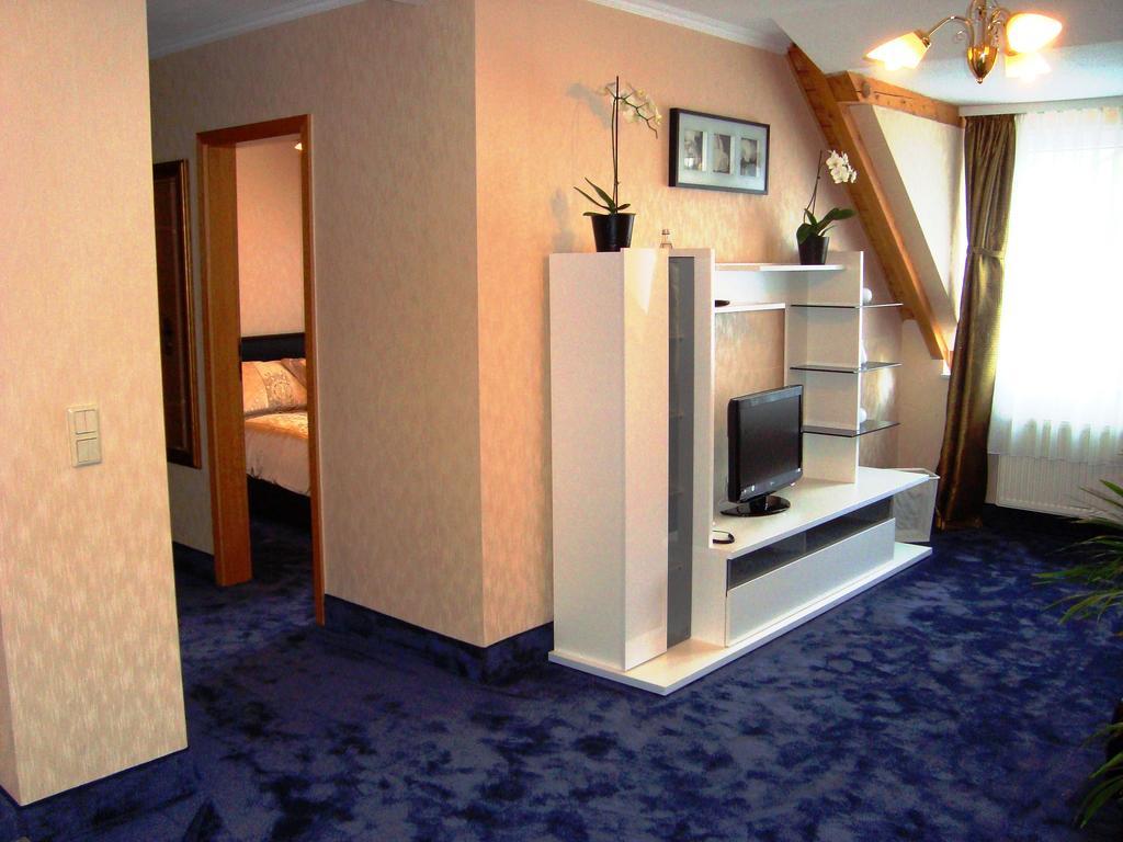 Hotel Zum Goldenen Hirsch Sankt Kilian Екстериор снимка
