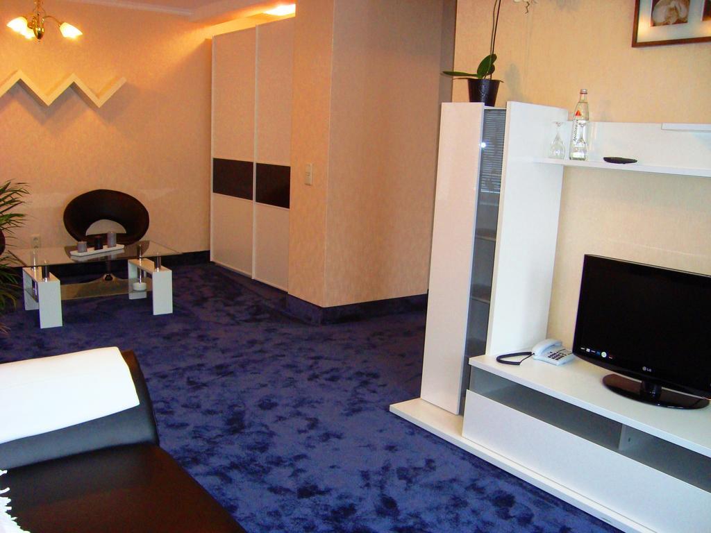 Hotel Zum Goldenen Hirsch Sankt Kilian Екстериор снимка