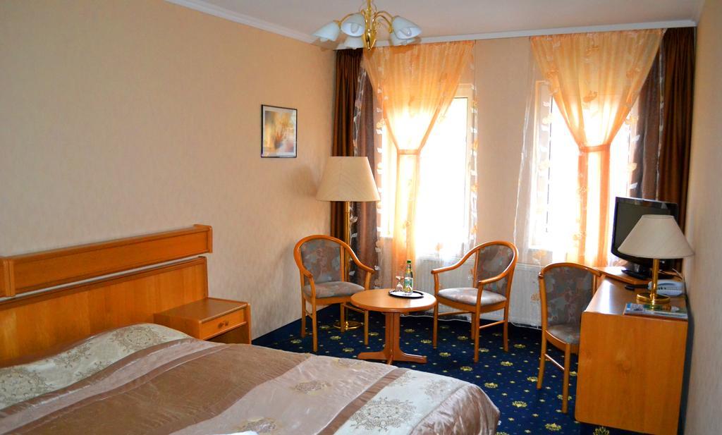Hotel Zum Goldenen Hirsch Sankt Kilian Екстериор снимка