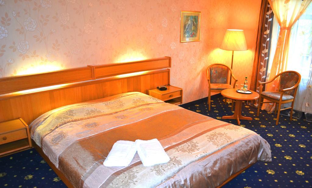 Hotel Zum Goldenen Hirsch Sankt Kilian Екстериор снимка