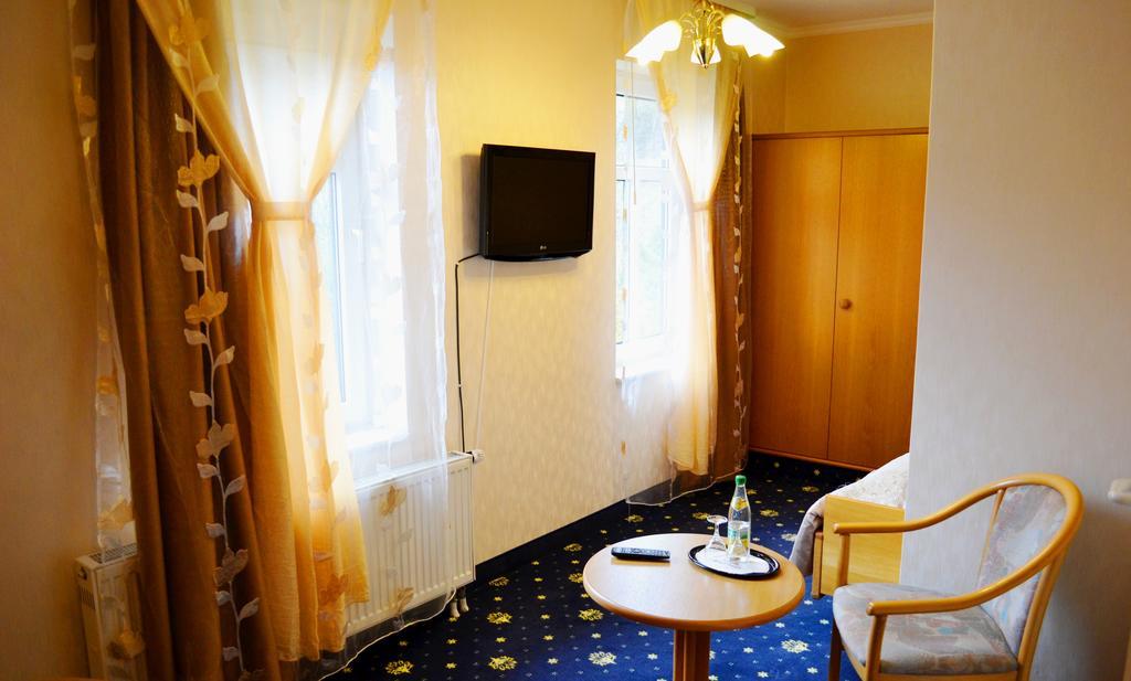 Hotel Zum Goldenen Hirsch Sankt Kilian Екстериор снимка
