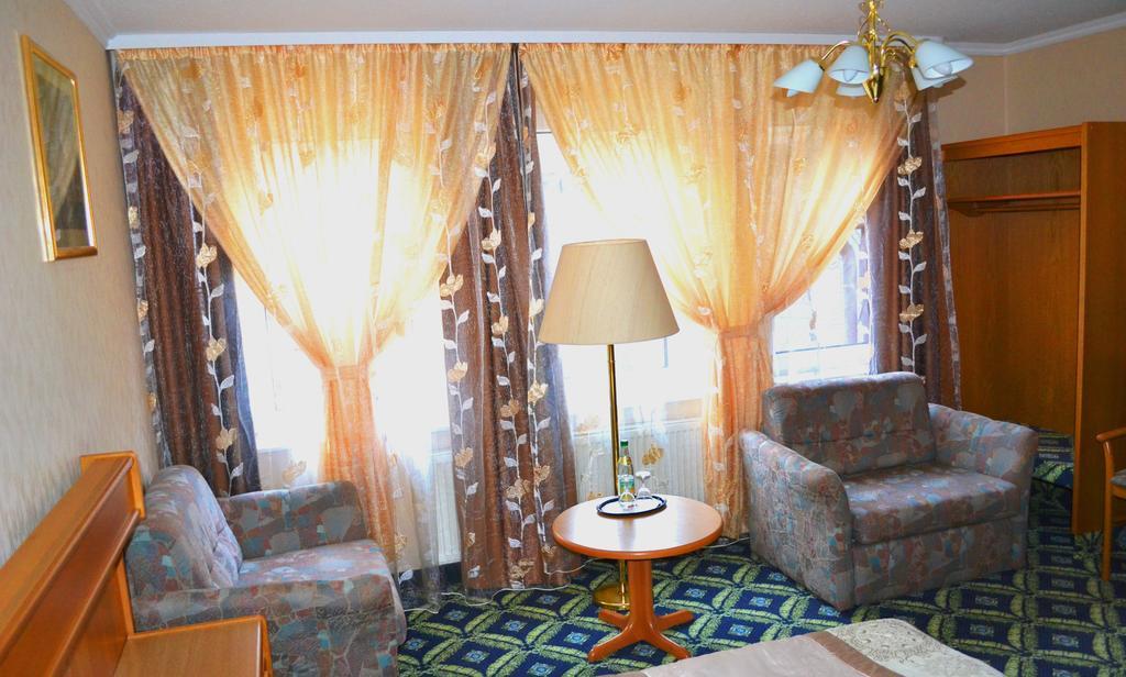 Hotel Zum Goldenen Hirsch Sankt Kilian Стая снимка
