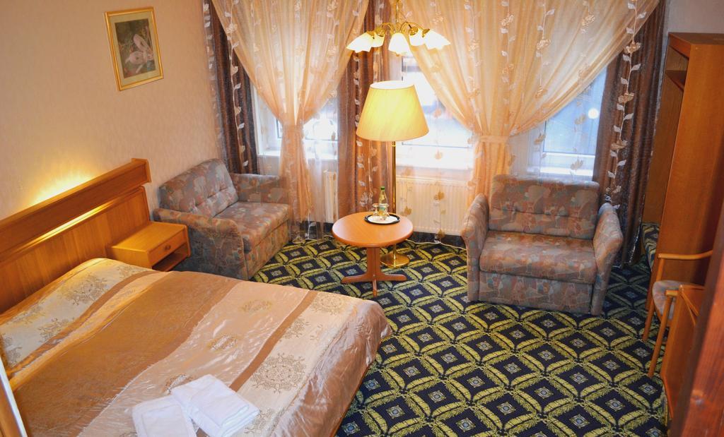 Hotel Zum Goldenen Hirsch Sankt Kilian Стая снимка