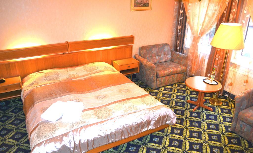 Hotel Zum Goldenen Hirsch Sankt Kilian Стая снимка