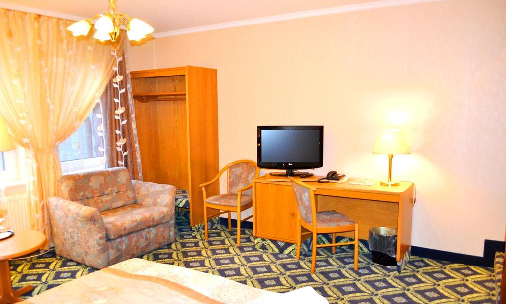 Hotel Zum Goldenen Hirsch Sankt Kilian Стая снимка