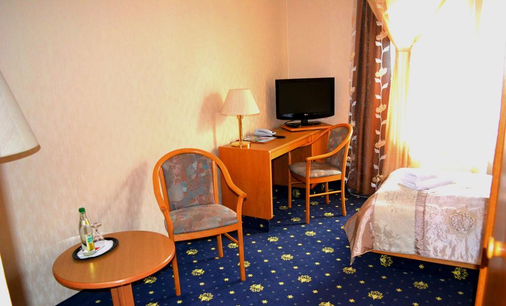 Hotel Zum Goldenen Hirsch Sankt Kilian Стая снимка
