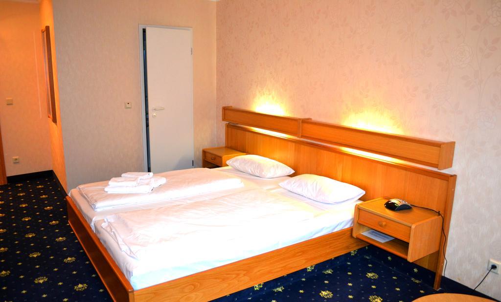 Hotel Zum Goldenen Hirsch Sankt Kilian Стая снимка