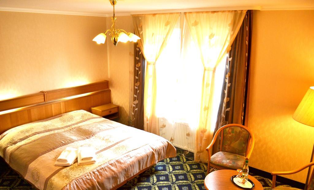 Hotel Zum Goldenen Hirsch Sankt Kilian Екстериор снимка