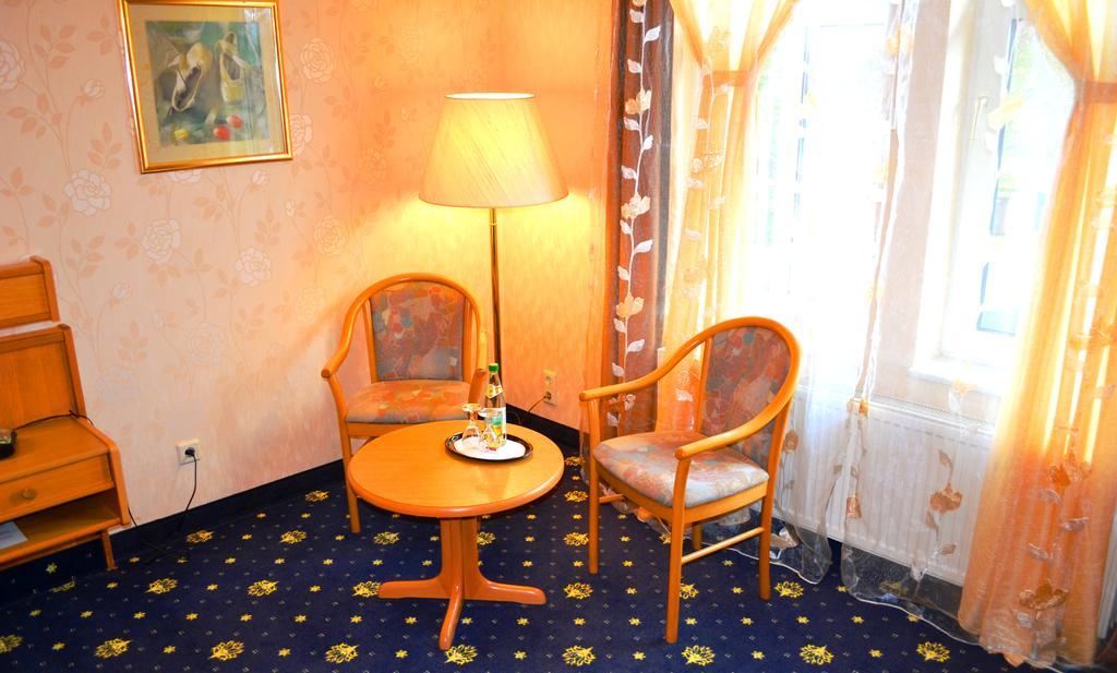 Hotel Zum Goldenen Hirsch Sankt Kilian Стая снимка