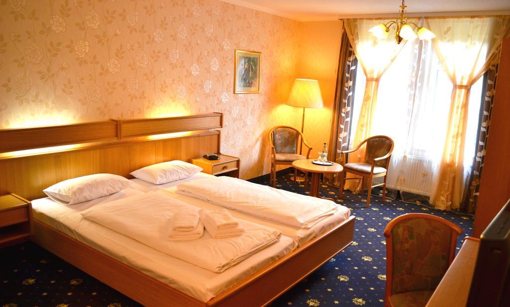 Hotel Zum Goldenen Hirsch Sankt Kilian Екстериор снимка