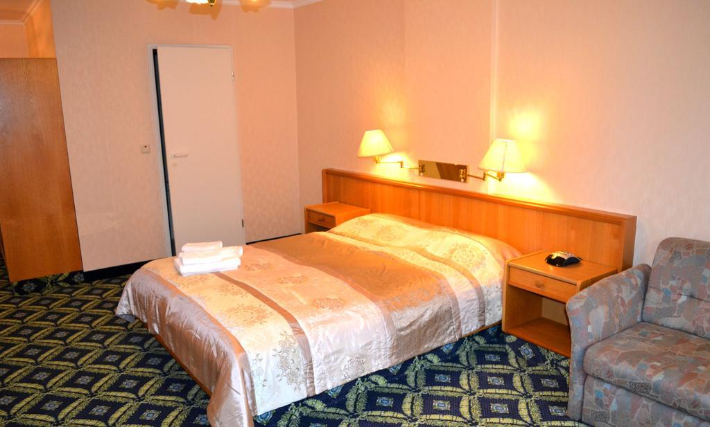 Hotel Zum Goldenen Hirsch Sankt Kilian Стая снимка