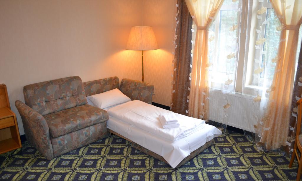 Hotel Zum Goldenen Hirsch Sankt Kilian Стая снимка