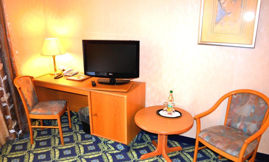 Hotel Zum Goldenen Hirsch Sankt Kilian Стая снимка