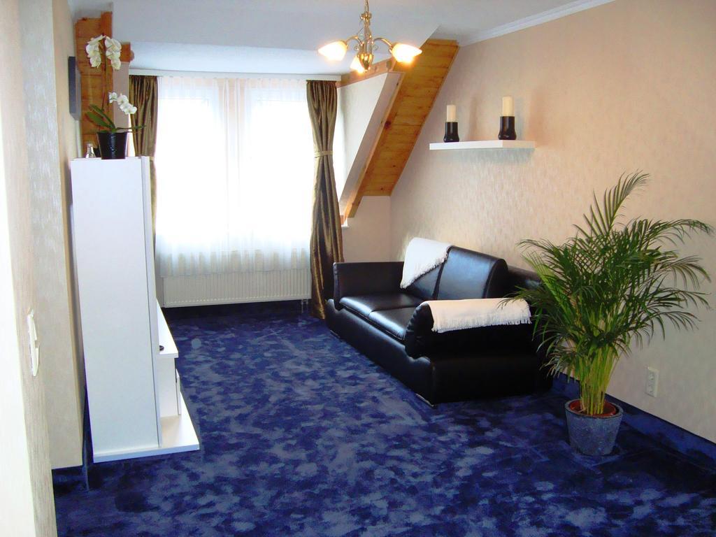 Hotel Zum Goldenen Hirsch Sankt Kilian Стая снимка