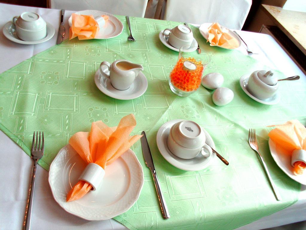 Hotel Zum Goldenen Hirsch Sankt Kilian Екстериор снимка