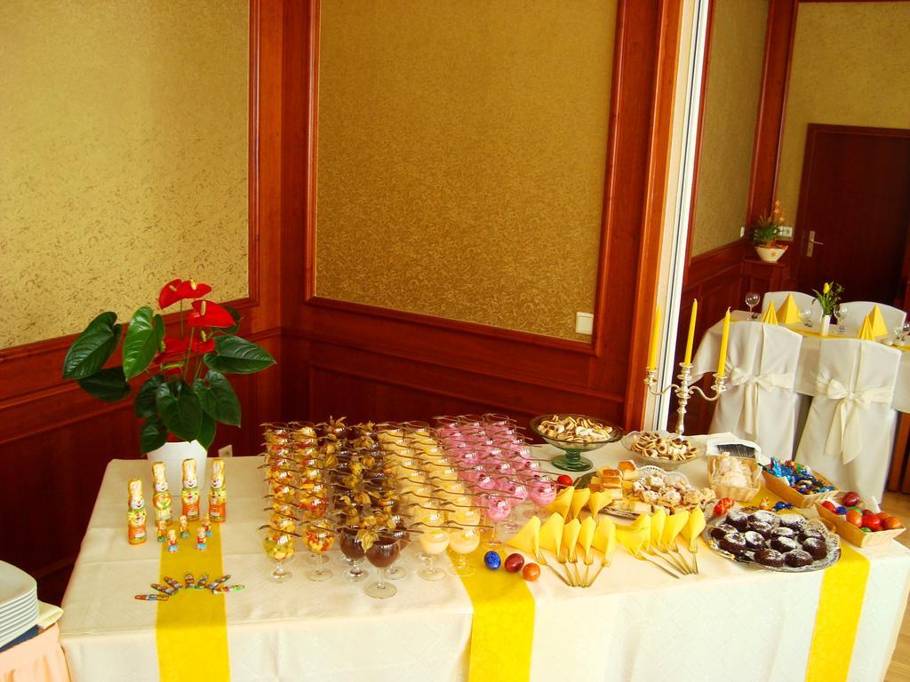 Hotel Zum Goldenen Hirsch Sankt Kilian Екстериор снимка