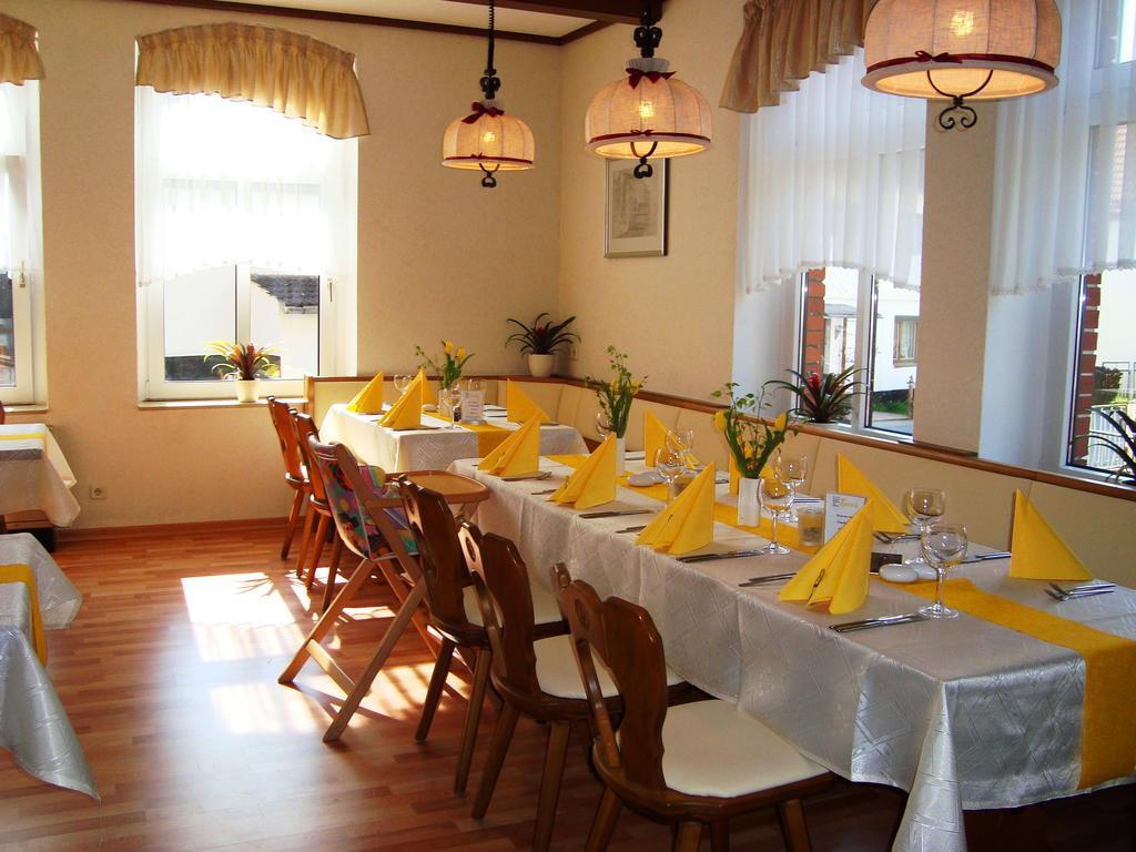 Hotel Zum Goldenen Hirsch Sankt Kilian Екстериор снимка