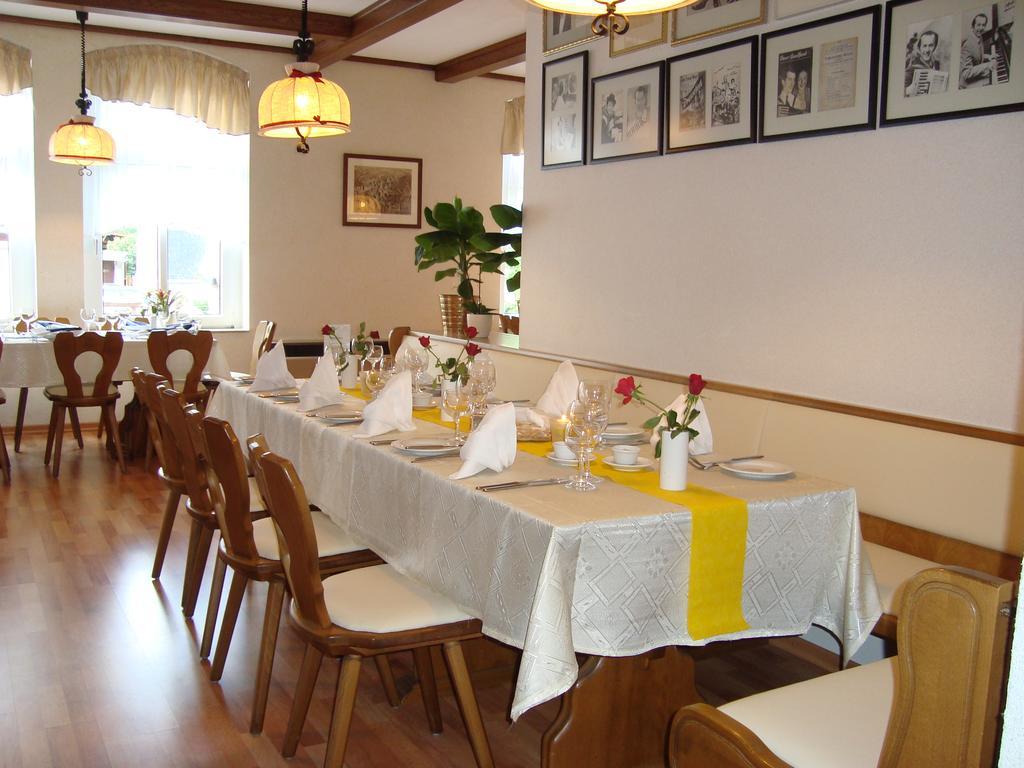 Hotel Zum Goldenen Hirsch Sankt Kilian Екстериор снимка