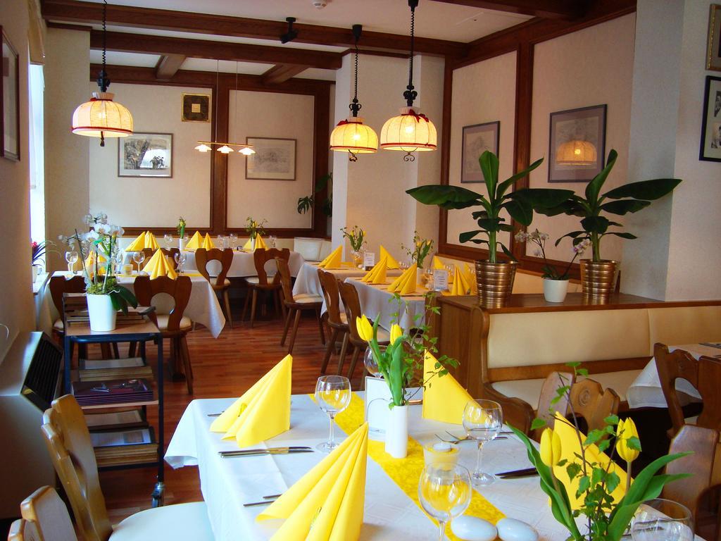 Hotel Zum Goldenen Hirsch Sankt Kilian Екстериор снимка