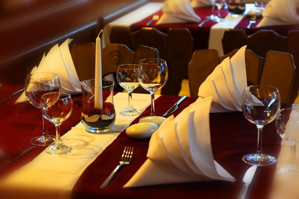 Hotel Zum Goldenen Hirsch Sankt Kilian Екстериор снимка