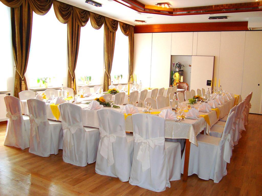 Hotel Zum Goldenen Hirsch Sankt Kilian Екстериор снимка