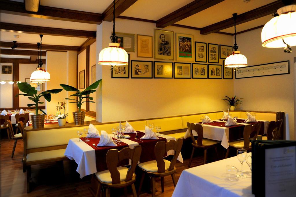 Hotel Zum Goldenen Hirsch Sankt Kilian Екстериор снимка