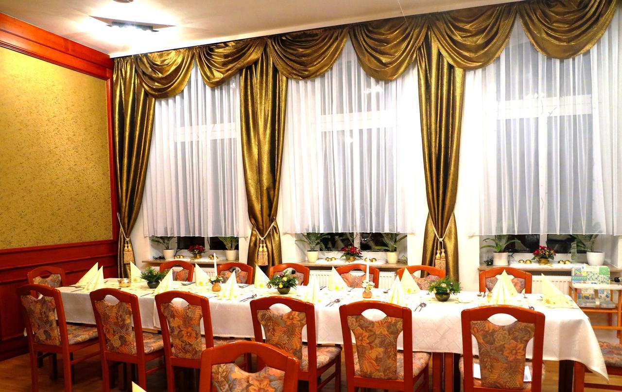 Hotel Zum Goldenen Hirsch Sankt Kilian Стая снимка