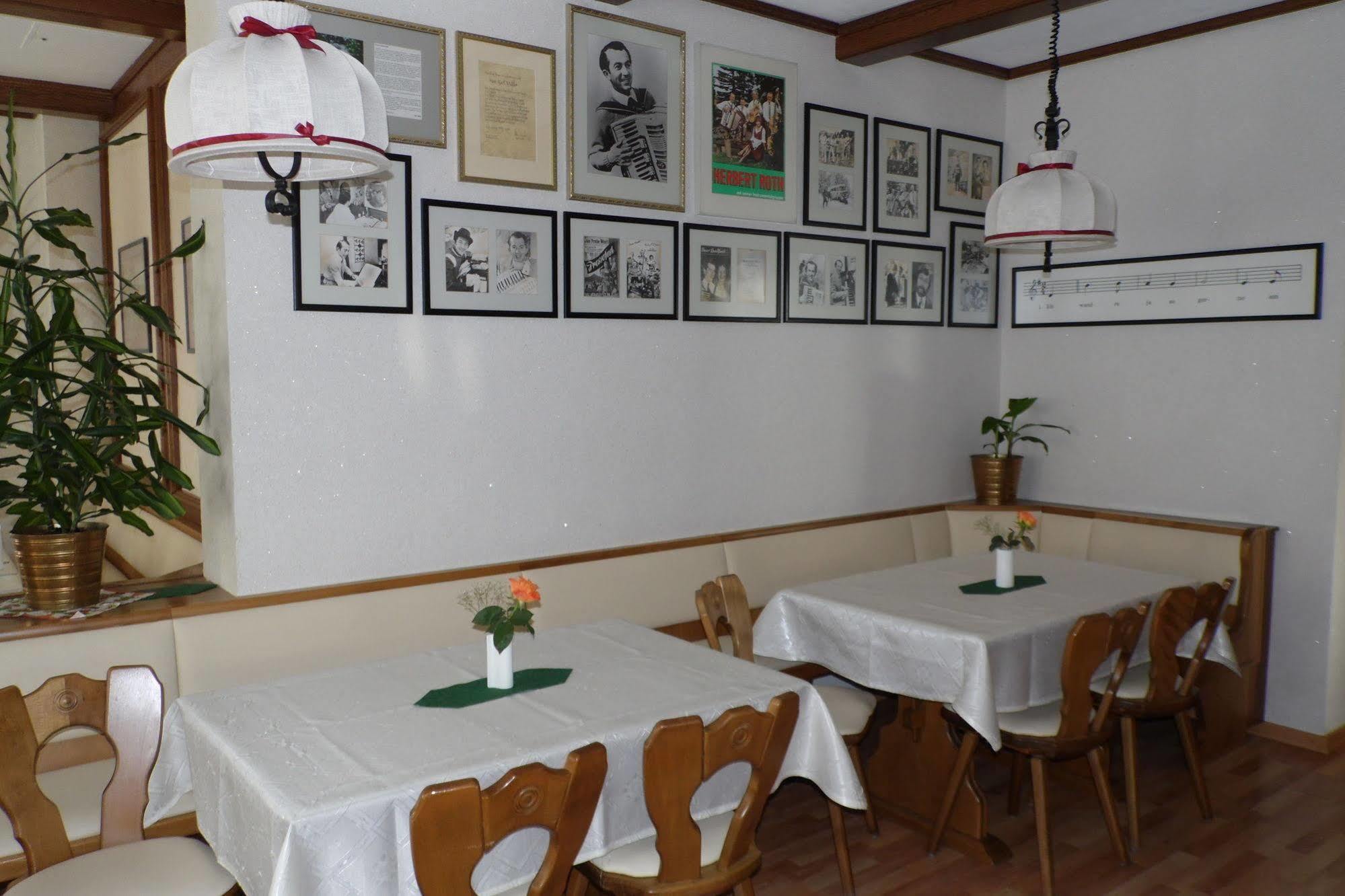 Hotel Zum Goldenen Hirsch Sankt Kilian Екстериор снимка