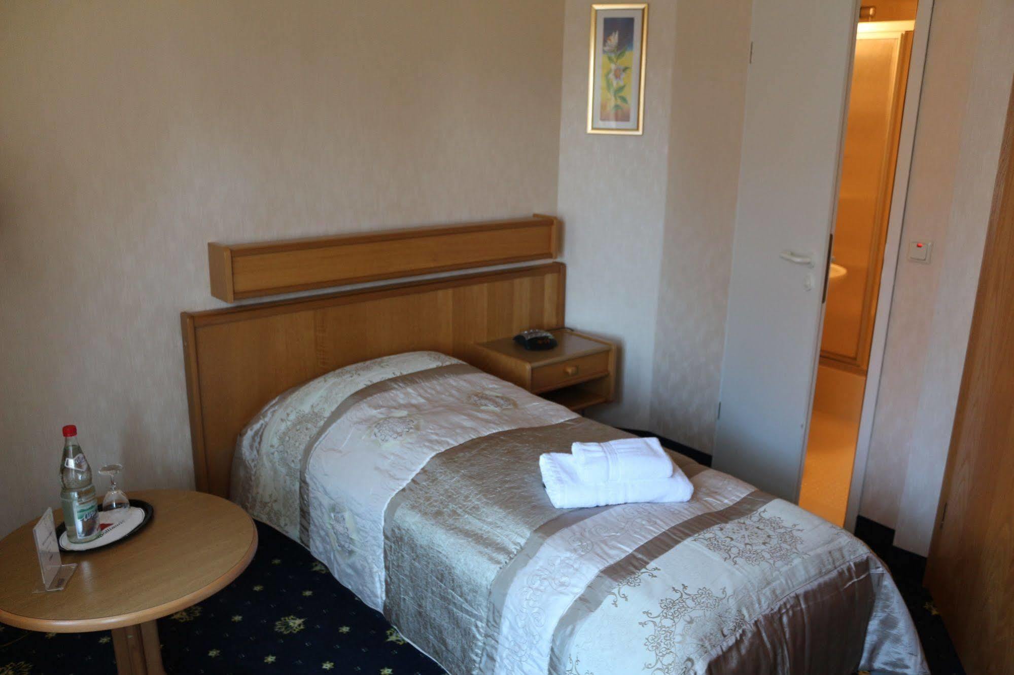 Hotel Zum Goldenen Hirsch Sankt Kilian Екстериор снимка