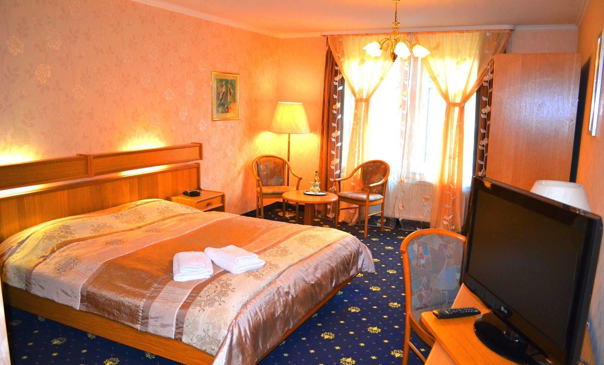 Hotel Zum Goldenen Hirsch Sankt Kilian Екстериор снимка