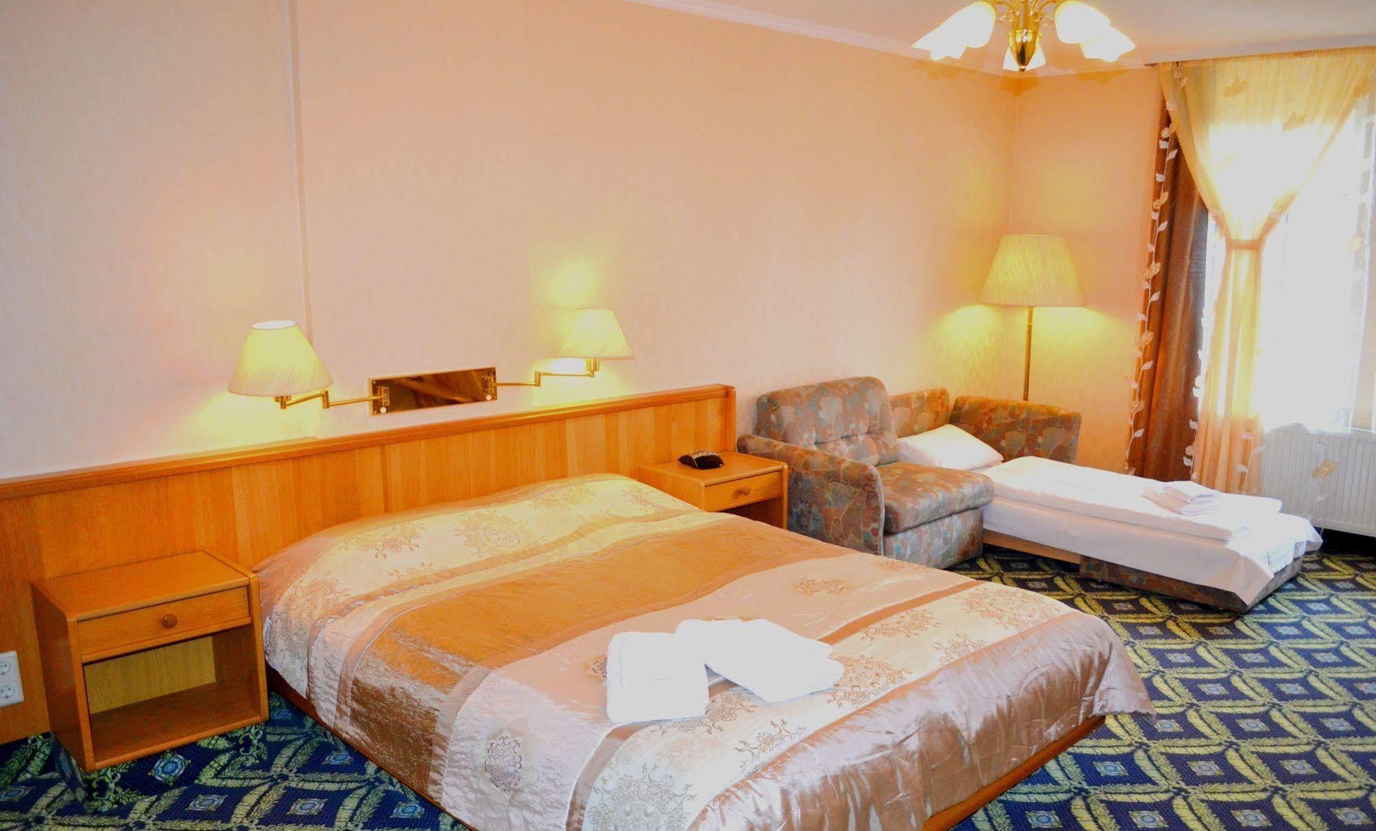 Hotel Zum Goldenen Hirsch Sankt Kilian Екстериор снимка