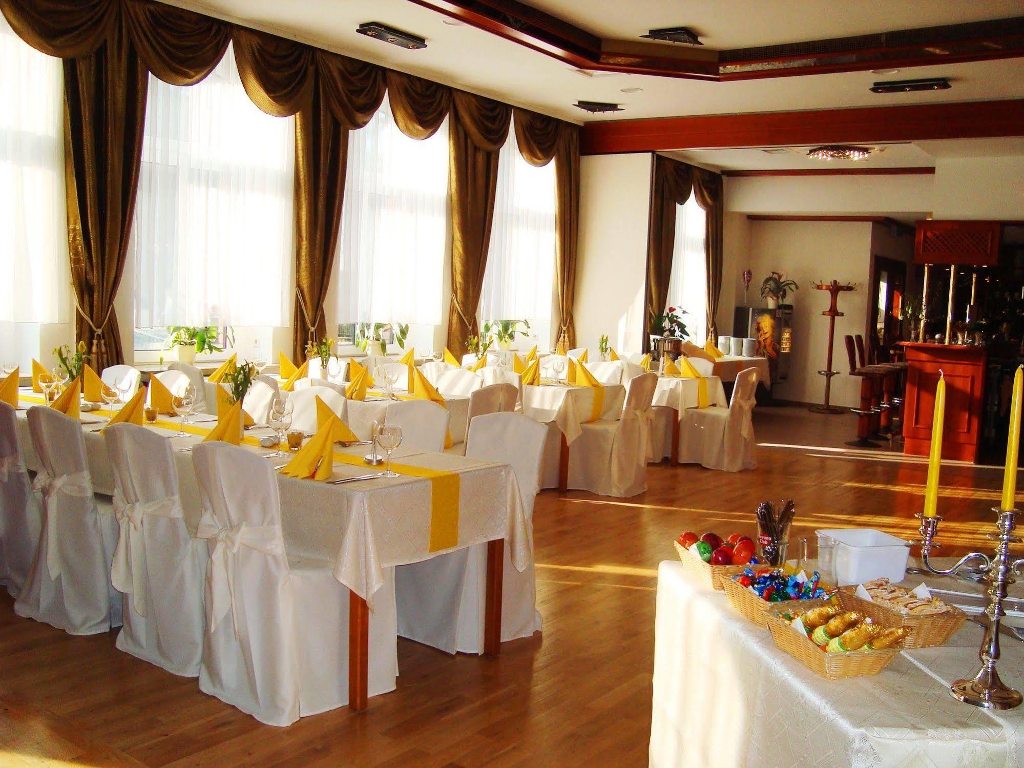Hotel Zum Goldenen Hirsch Sankt Kilian Екстериор снимка