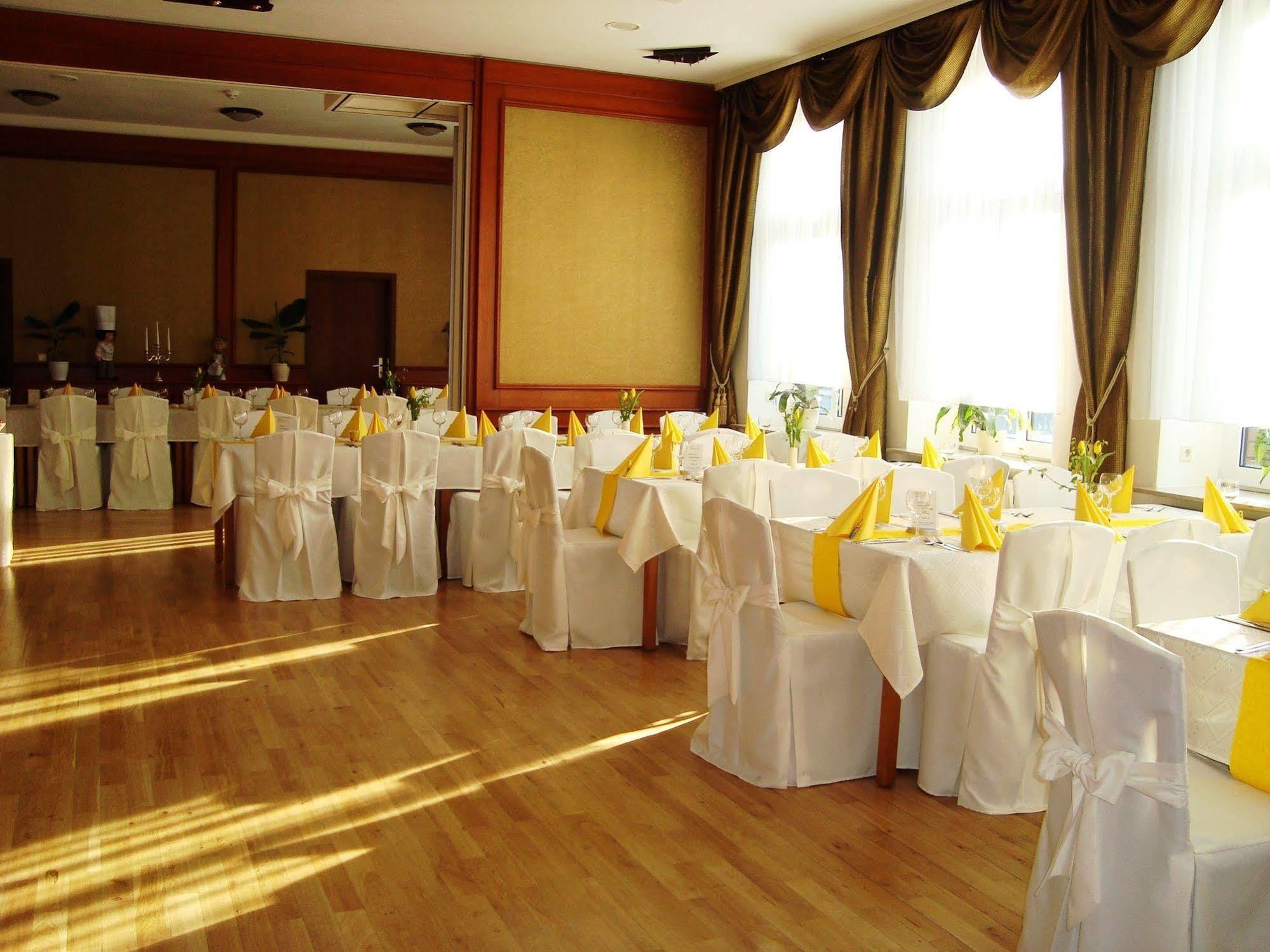 Hotel Zum Goldenen Hirsch Sankt Kilian Екстериор снимка