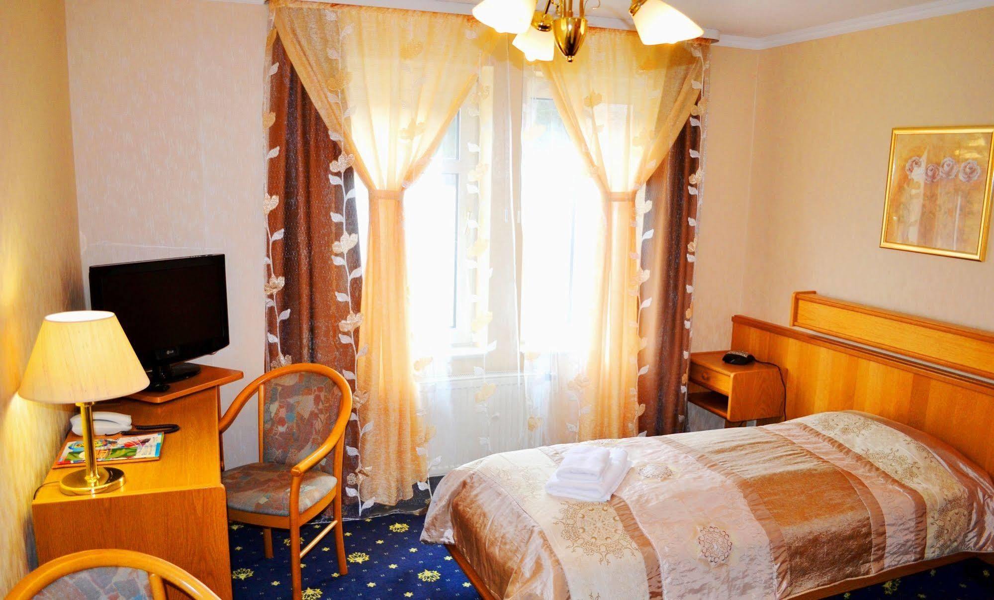 Hotel Zum Goldenen Hirsch Sankt Kilian Екстериор снимка
