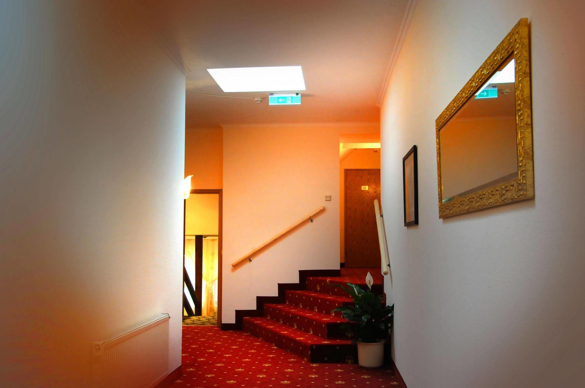 Hotel Zum Goldenen Hirsch Sankt Kilian Екстериор снимка